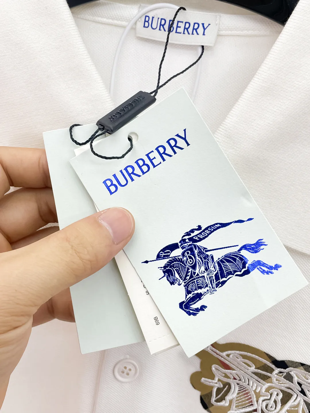 BURBERRY New Arrival Polo shirt, complete with three labels, original fabric, original customized accessories, official Same Style, using 210 grams of pure cotton pique fabric, customized same-tank dyed fabric, very comfortable and smooth to the touch, very wide and stylish, produced by a first-line brand on behalf of Factory, imported Behringer embroidery machine, embroidery is full and textured, imported Kangli direct-injection machine, printing is clear and textured, the collar rib is woven with imported yarn It will not lose shape after being worn for a long time. It is the most New Arrival style in spring and summer. It is fashionable and individual. It is super Versatile and looks good. It is very suitable for both men and women. It is a must-have for everyone. Size: S-XXL